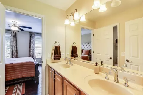 Bath - 27117 Ashgate Xing, Plainfield, IL 60585 photo 7 of 8