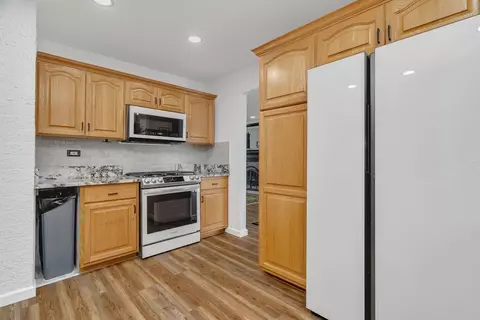 Kitchen - 35924 S Gray Rd, Custer Park, IL 60481 photo 4 of 5