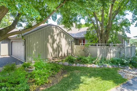 333 N Shoreline Rd #320, Lake Barrington, IL 60010