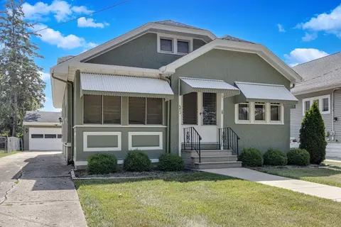 371 Elm St, Elgin, IL 60123