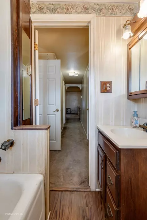 Bath - 371 Elm St, Elgin, IL 60123 photo 2 of 3