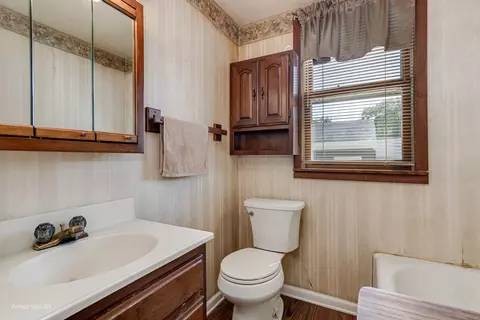 Bath - 371 Elm St, Elgin, IL 60123 photo 1 of 3