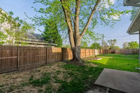 Exterior - 800 E Webster St, Clinton, IL 61727 photo 5 of 10