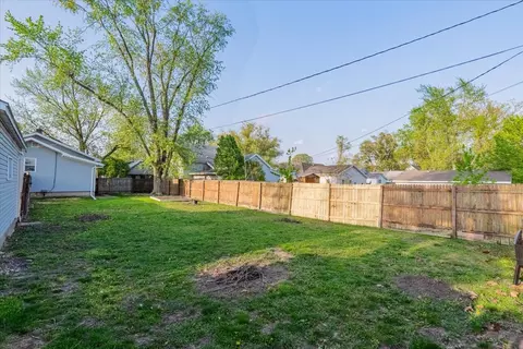 Exterior - 800 E Webster St, Clinton, IL 61727 photo 8 of 10