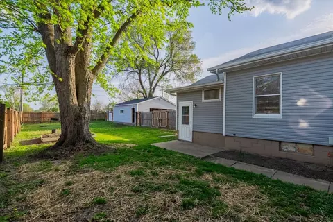 Exterior - 800 E Webster St, Clinton, IL 61727 photo 6 of 10