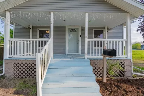 Exterior - 800 E Webster St, Clinton, IL 61727 photo 3 of 10