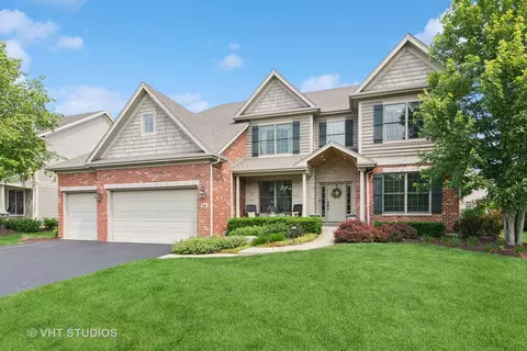 76 Landon Cir, Wheaton, IL 60189