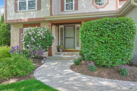 585 Meadowview Dr, Wauconda, IL 60084