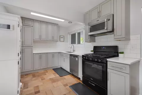 Kitchen - 1850 Pierce Rd, Hoffman Estates, IL 60169 photo 2 of 3