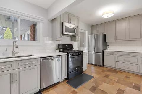 Kitchen - 1850 Pierce Rd, Hoffman Estates, IL 60169 photo 3 of 3