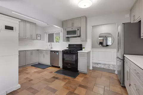 Kitchen - 1850 Pierce Rd, Hoffman Estates, IL 60169 photo 1 of 3