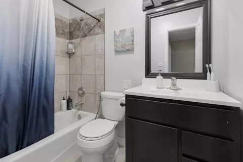 Bath - 1850 Pierce Rd, Hoffman Estates, IL 60169 photo 1 of 1
