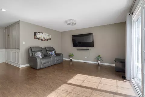 Living - 1850 Pierce Rd, Hoffman Estates, IL 60169 photo 1 of 3