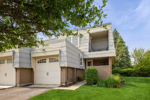 642 Burgundy Ct #A, Elk Grove Village, IL 60007
