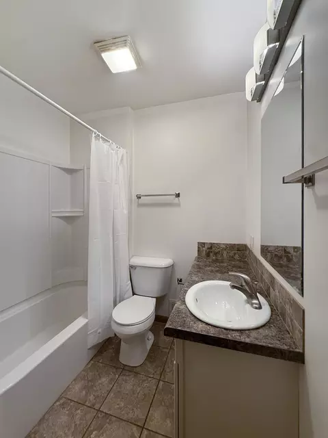 Bath - 111 E Roosevelt St, Freeport, IL 61032 photo 1 of 2