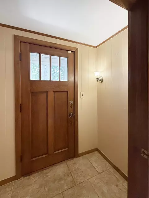 Entry Way - 111 E Roosevelt St, Freeport, IL 61032 photo 1 of 1