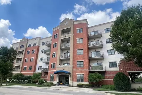 14 S Prospect St #313, Roselle, IL 60172
