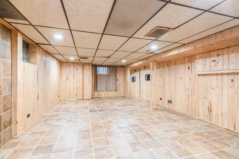 945 S Wolf Rd, Des Plaines, IL 60016 photo 17
