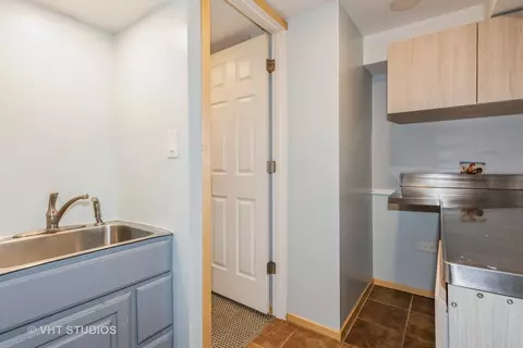 945 S Wolf Rd, Des Plaines, IL 60016 photo 16