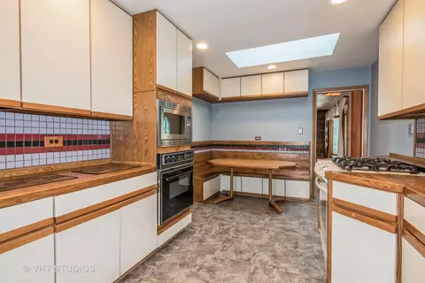945 S Wolf Rd, Des Plaines, IL 60016 photo 6