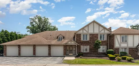 5818 Wolf Rd #4B, Western Springs, IL 60558