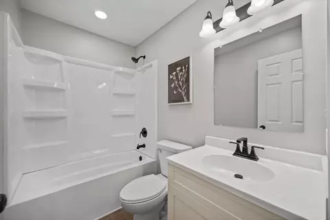 Bath - 6441 E Flora St, Kankakee, IL 60901 photo 2 of 2