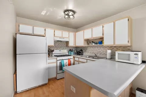 Kitchen - 1022 Chaucer Ct #B, Elgin, IL 60120 photo 1 of 3