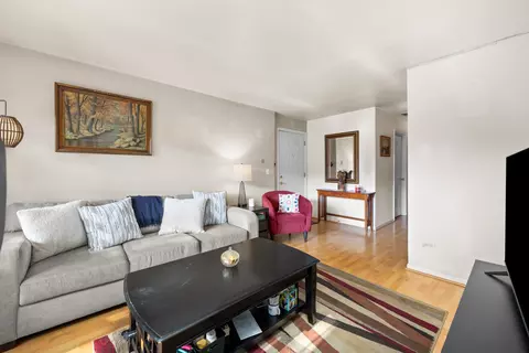 Living - 1022 Chaucer Ct #B, Elgin, IL 60120 photo 1 of 2