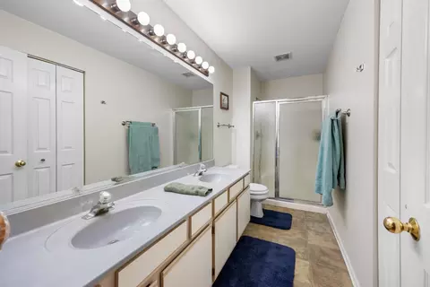 Bath - 1022 Chaucer Ct #B, Elgin, IL 60120 photo 1 of 2