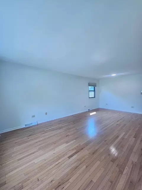 Living - 399 Purdue Ln, Elgin, IL 60123 photo 1 of 2