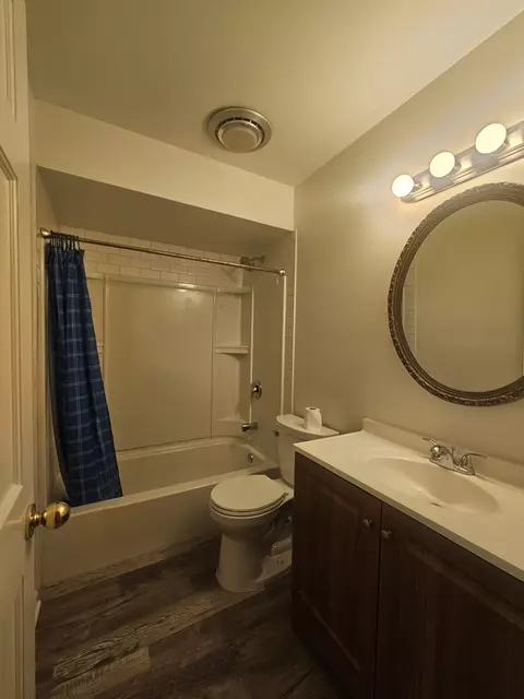 Bath - 399 Purdue Ln, Elgin, IL 60123 photo 1 of 4
