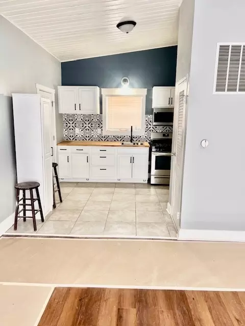 Kitchen - 15309 Parkside Dr, Markham, IL 60428 photo 3 of 4