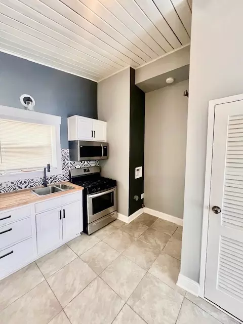 Kitchen - 15309 Parkside Dr, Markham, IL 60428 photo 1 of 4