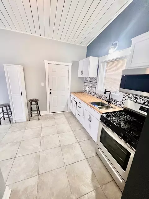 Kitchen - 15309 Parkside Dr, Markham, IL 60428 photo 2 of 4