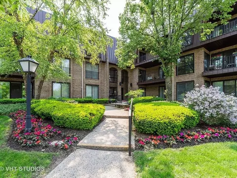 2 The Court Of Harborside #209, Northbrook, IL 60062