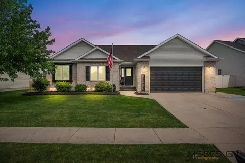 1125 Oxford Cir, Sycamore, IL 60178