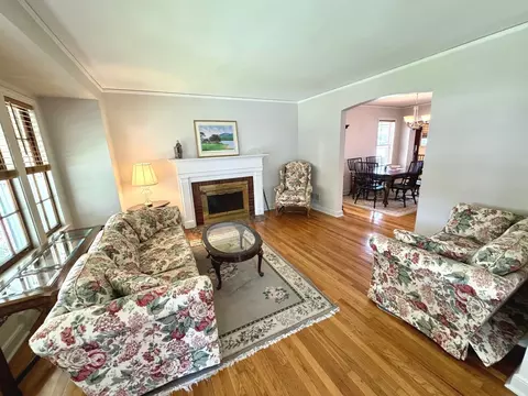 Living - 10043 S Artesian Ave, Chicago, IL 60655 photo 2 of 7