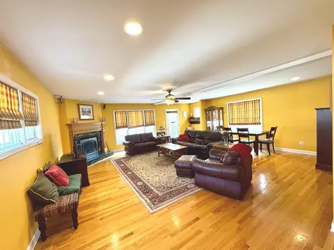 Living - 10043 S Artesian Ave, Chicago, IL 60655 photo 3 of 7