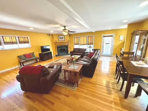 Living - 10043 S Artesian Ave, Chicago, IL 60655 photo 5 of 7