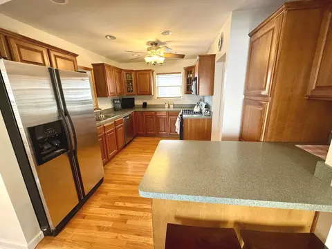 Kitchen - 10043 S Artesian Ave, Chicago, IL 60655 photo 2 of 3