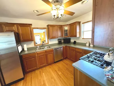 Kitchen - 10043 S Artesian Ave, Chicago, IL 60655 photo 1 of 3