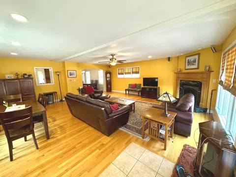 Living - 10043 S Artesian Ave, Chicago, IL 60655 photo 4 of 7