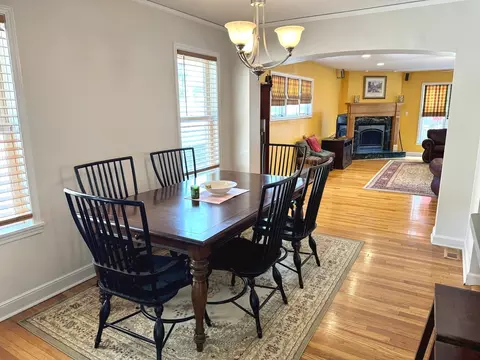 Dining - 10043 S Artesian Ave, Chicago, IL 60655 photo 2 of 2