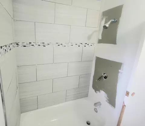 Bath - 16523 Spaulding Ave, Markham, IL 60428 photo 1 of 2
