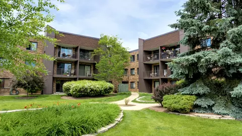 522 E Algonquin Rd #302, Schaumburg, IL 60173