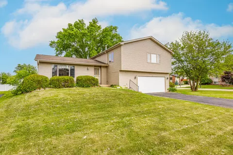 977 E Castlewood Ln, Bartlett, IL 60103