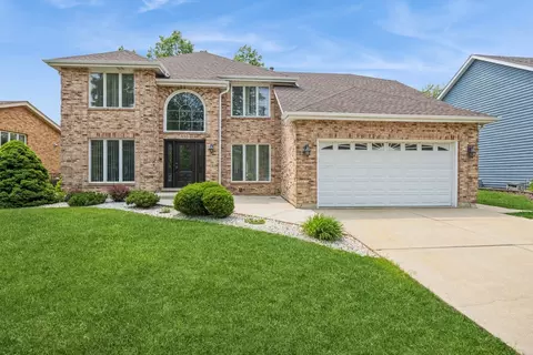 890 Woodcrest Ln, Lemont, IL 60439