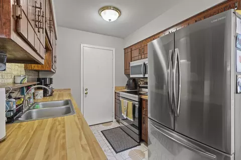 Kitchen - 7250 W 84th St #C, Bridgeview, IL 60455 photo 2 of 3