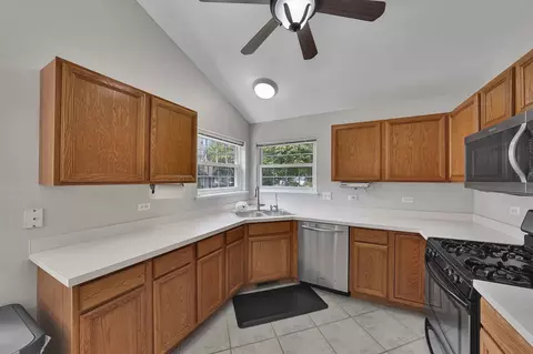 Kitchen - 991 Willow St, Itasca, IL 60143 photo 2 of 5