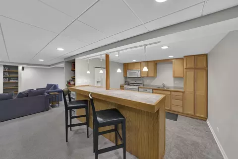 Kitchen - 991 Willow St, Itasca, IL 60143 photo 4 of 5